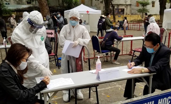 80% ca mắc Covid-19 ít triệu chứng, Hà Nội kêu gọi người dân tự giác khai báo y tế ảnh 2