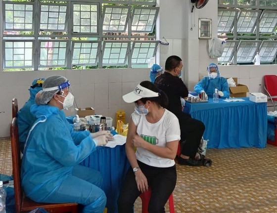 Bộ Y tế yêu cầu tăng tốc tiêm chủng, tiêm tất cả người từ 18 tuổi trở lên ảnh 1