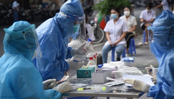 Hà Nội phát hiện 5 ca mắc mới Covid-19 ở cộng đồng, phong tỏa, xét nghiệm hàng ngàn người ảnh 1