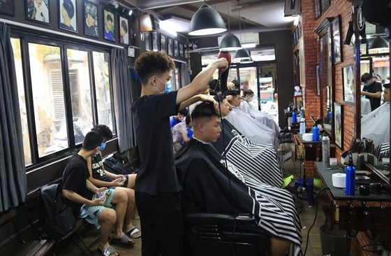 Một nhân viên salon tóc mắc Covid-19, Hà Nội thông báo khẩn ảnh 1