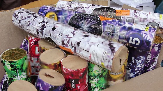 Phát hiện ô tô chở pháo lậu được ngụy trang như thùng bánh kẹo ảnh 1