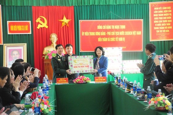 Phó Chủ tịch nước Đặng Thị Ngọc Thịnh tặng quà tết tại A Lưới ảnh 1
