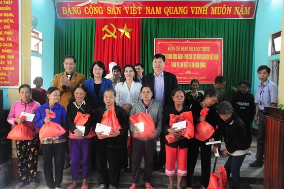 Phó Chủ tịch nước Đặng Thị Ngọc Thịnh tặng quà tết tại A Lưới ảnh 3