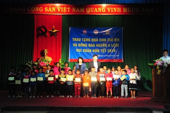 Phó Chủ tịch nước Đặng Thị Ngọc Thịnh tặng quà tết tại A Lưới ảnh 4