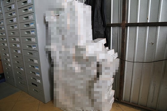 Ngụy trang thuốc lá lậu bằng bao bì đựng than củi ảnh 1