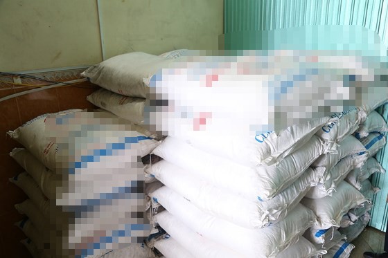 Ngụy trang thuốc lá lậu bằng bao bì đựng than củi ảnh 2