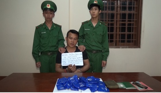 VIDEO: Bắt đối tượng vận chuyển 7.400 viên ma túy ảnh 2