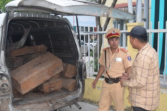 Liên tục phát hiện 2 ô tô vận chuyển gỗ lim, gỗ trắc trái phép ảnh 2