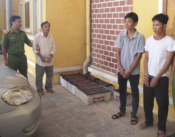 Khởi tố, bắt giam 4 đối tượng chuyên trộm bình ắc quy tàu cá ảnh 1