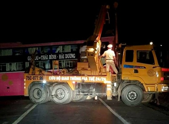 Xe khách đâm vào vách núi khiến nhiều người bị thương ảnh 3