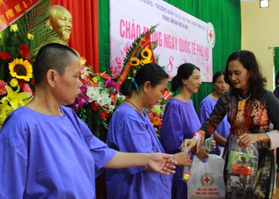 Tặng quà Quốc tế phụ nữ cho 100 bệnh nhân khuyết tật ảnh 1