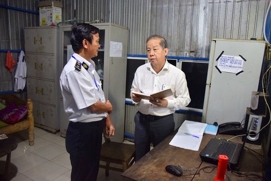 Chủ tịch UBND tỉnh Thừa Thiên – Huế kiểm tra chốt kiểm dịch lúc nửa đêm ảnh 1