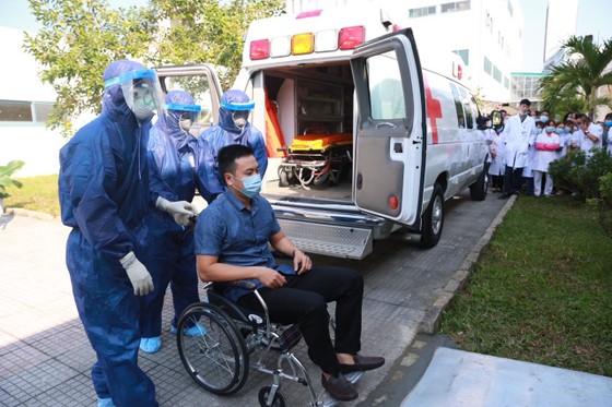 Bệnh viện Trung ương Huế diễn tập cứu chữa 2 bệnh nhân nhiễm virus corona ảnh 1