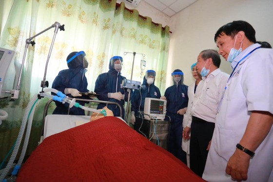Bệnh viện Trung ương Huế diễn tập cứu chữa 2 bệnh nhân nhiễm virus corona ảnh 3