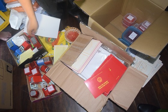 Phá đường dây làm giả con dấu thu lợi bất chính hàng trăm triệu đồng ảnh 2