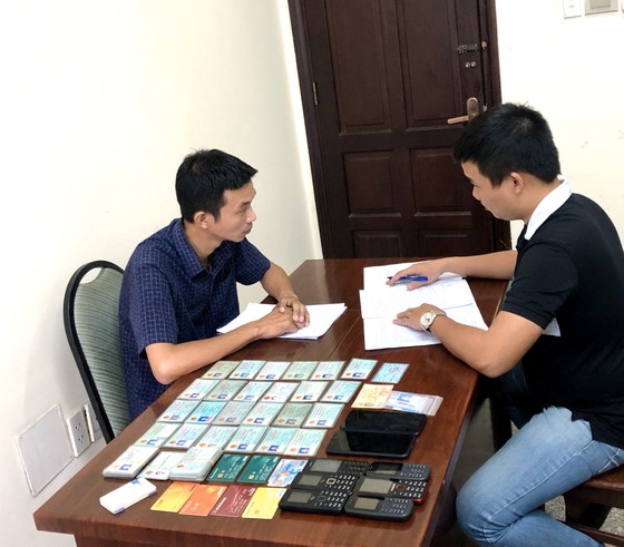 Bắt nhóm người nước ngoài lừa đảo chiếm đoạt hàng trăm tỷ đồng ảnh 4