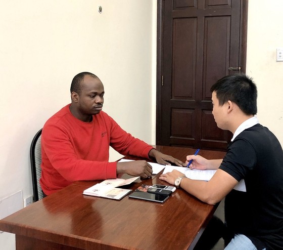 Bắt nhóm người nước ngoài lừa đảo chiếm đoạt hàng trăm tỷ đồng ảnh 3
