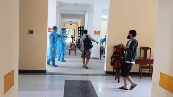 Một doanh nghiệp giấu tên tại Huế tặng 12.000 bộ bảo hộ phòng chống Covid-19 ảnh 7