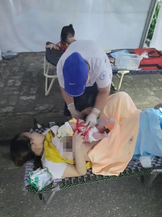 Sản phụ chuyển dạ sinh con ngay tại chốt kiểm soát y tế ảnh 1