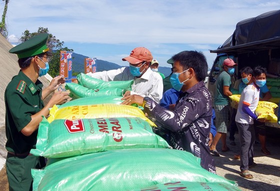 Trao quà hỗ trợ lực lượng vũ trang và nhân dân nước bạn Lào ảnh 3