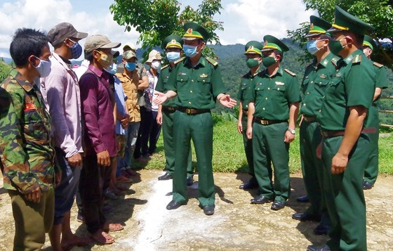 Tặng lực lượng vũ trang và nhân dân nước bạn Lào 225 suất quà ảnh 3