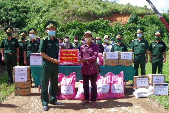 Tặng lực lượng vũ trang và nhân dân nước bạn Lào 225 suất quà ảnh 1