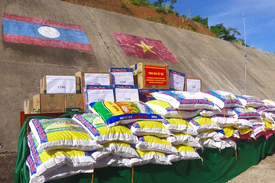 Tặng lực lượng vũ trang và nhân dân nước bạn Lào 225 suất quà ảnh 2