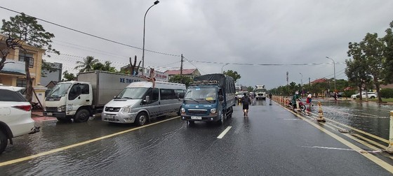 QL1A bị ngập sâu, tuyến giao thông huyết mạch Bắc – Nam ùn ứ ảnh 3
