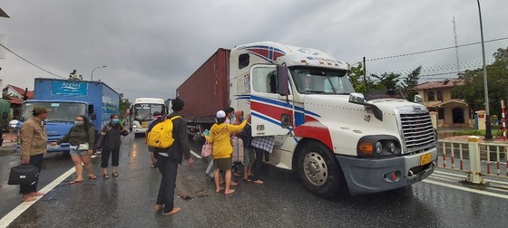 QL1A bị ngập sâu, tuyến giao thông huyết mạch Bắc – Nam ùn ứ ảnh 2