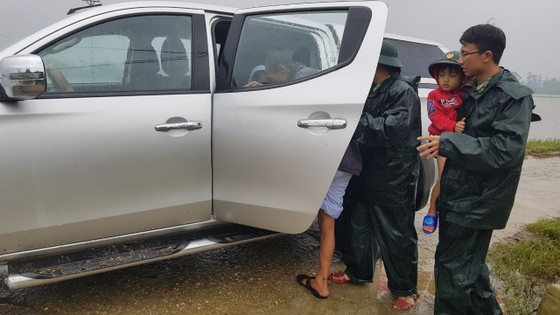 Hàng trăm người dân đảo Cồn Cỏ di tản xuống hầm trú bão ảnh 7