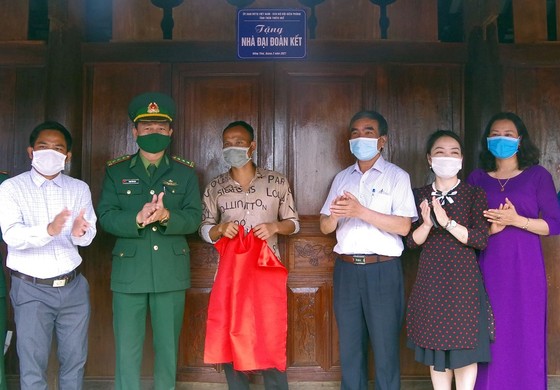 Khánh thành trường học, nhà đại đoàn kết và trao quà tại A Lưới ảnh 1