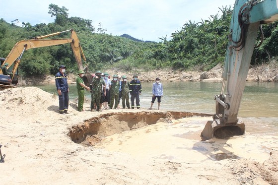 Tìm thấy nhiều vật dụng cá nhân của các nạn nhân tại Thủy điện Rào Trăng 3 ảnh 1