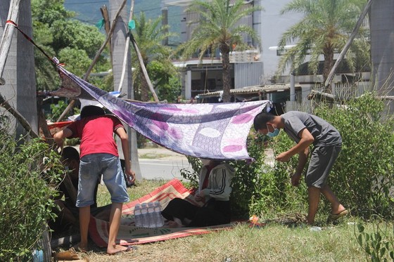 Hàng ngàn người từ miền Nam về Thừa Thiên – Huế vật vờ chờ khai báo y tế ảnh 12