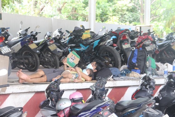 Hàng ngàn người từ miền Nam về Thừa Thiên – Huế vật vờ chờ khai báo y tế ảnh 3