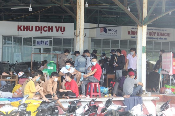 Hàng ngàn người từ miền Nam về Thừa Thiên – Huế vật vờ chờ khai báo y tế ảnh 4