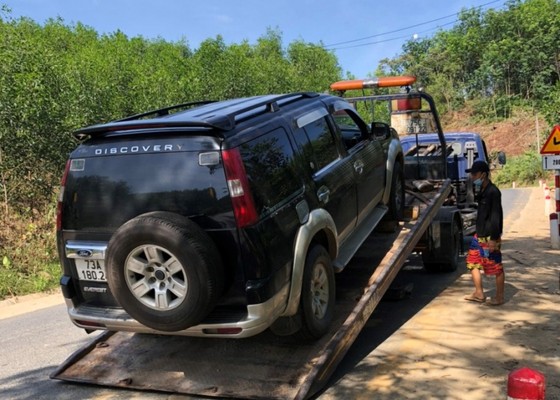 Tịch thu ô tô biển số giả vận chuyển 18 phách gỗ lậu ảnh 1