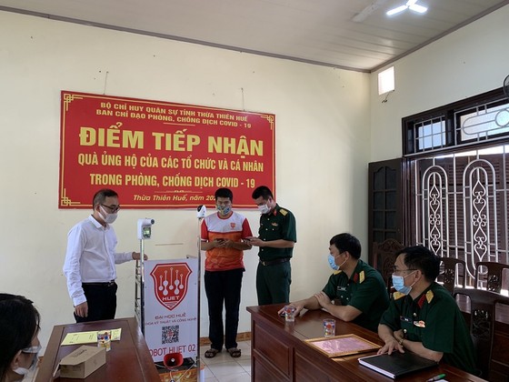 Đại học Huế bàn giao Robot HUET02 cho quân đội phòng, chống dịch Covid-19 ảnh 1