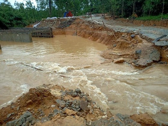 Thừa Thiên – Huế: Tìm kiếm 12 người đi rừng mất liên lạc từ trước bão số 5 ảnh 1