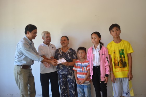 Bạn đọc giúp đỡ hơn 19 triệu đồng cho 3 trẻ mồ côi do cha mẹ tử vong vì tai nạn giao thông ảnh 1