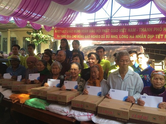 Tặng 1.000 phần quà tết cho các hộ khó khăn ở Bình Phước ảnh 1