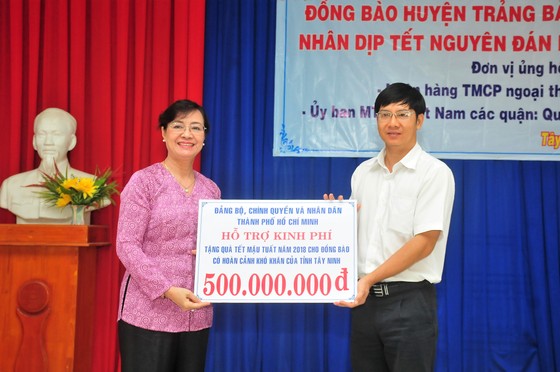 Chủ tịch HĐND TPHCM Nguyễn Thị Quyết Tâm thăm, tặng quà Tết đồng bào nghèo Tây Ninh ảnh 1