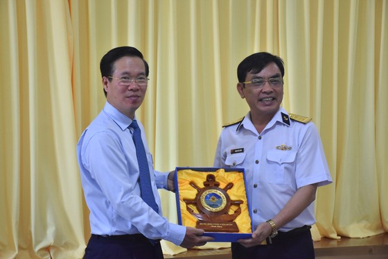 Trưởng Ban Tuyên giáo Trung ương Võ Văn Thưởng thăm, chúc tết cán bộ, chiến sĩ, gia đình chính sách ảnh 1