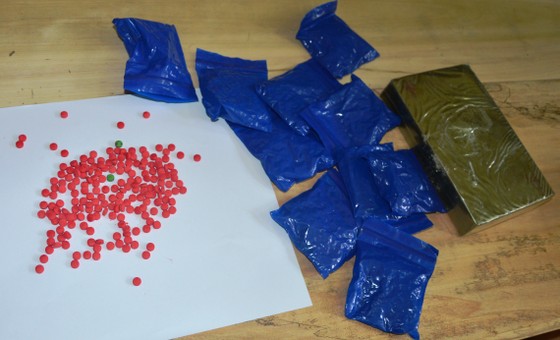 Bắt 2 đối tượng vận chuyển 2.000 viên ma túy tổng hợp, 1 bánh heroin từ Lào vào Việt Nam ảnh 1