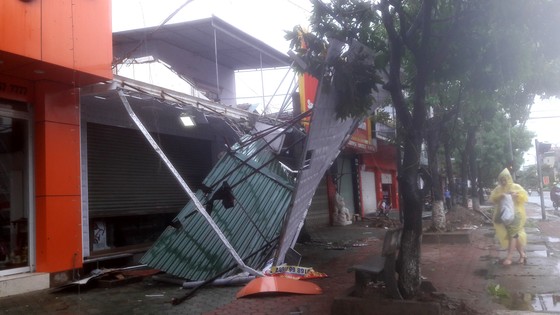 Hà Tĩnh: Bão số 2 đổ bộ khiến hàng loạt cây xanh, cột điện, biển hiệu... bị gãy đổ ảnh 2