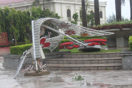 Hà Tĩnh: Bão số 2 đổ bộ khiến hàng loạt cây xanh, cột điện, biển hiệu... bị gãy đổ ảnh 11