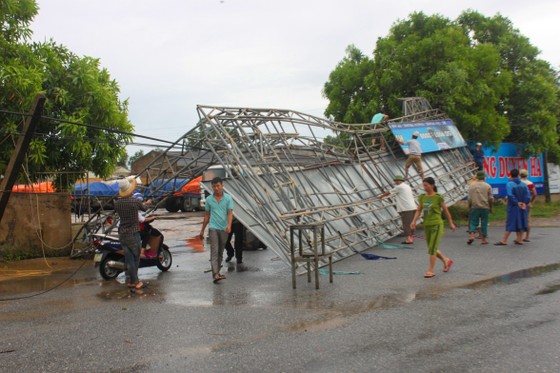 Hà Tĩnh: Bão số 2 đổ bộ khiến hàng loạt cây xanh, cột điện, biển hiệu... bị gãy đổ ảnh 1