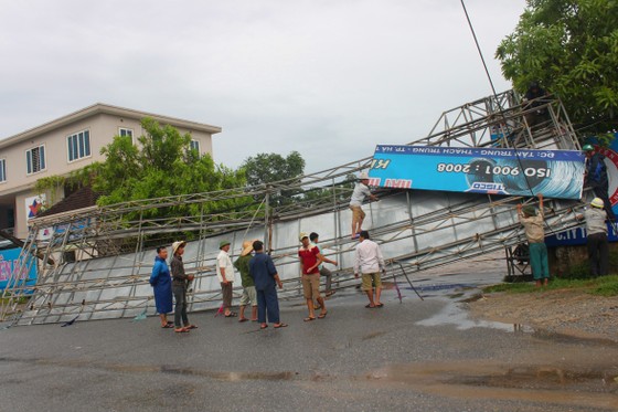 Hà Tĩnh: Bão số 2 đổ bộ khiến hàng loạt cây xanh, cột điện, biển hiệu... bị gãy đổ ảnh 3