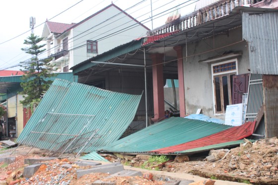 Hà Tĩnh: Bão số 2 đổ bộ khiến hàng loạt cây xanh, cột điện, biển hiệu... bị gãy đổ ảnh 19
