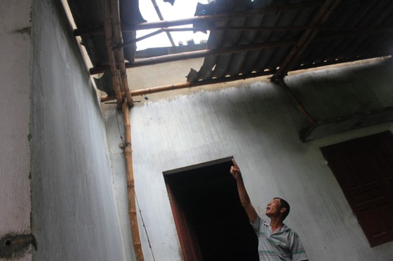 Hà Tĩnh: Bão số 2 đổ bộ khiến hàng loạt cây xanh, cột điện, biển hiệu... bị gãy đổ ảnh 17