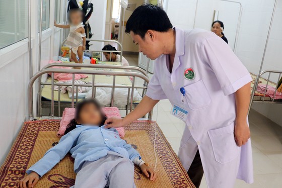 Gắp đồng xu hơn 2cm ra khỏi thực quản bé gái 9 tuổi ảnh 2